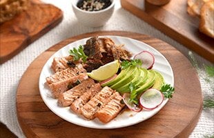 Tataki di norvegese con salsa ponzu e pelle di salmone soffiata