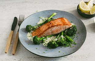 Salmone norvegese in padella con salsa al burro e limone