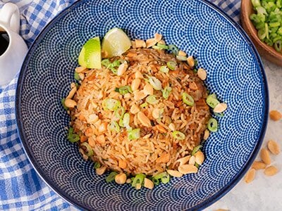 Fried rice con salmone norvegese, al profumo di lime e arachidi