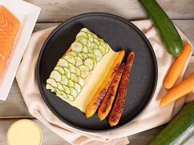 Salmone norvegese in crosta di zucchine, con carote al burro e salsa olandese