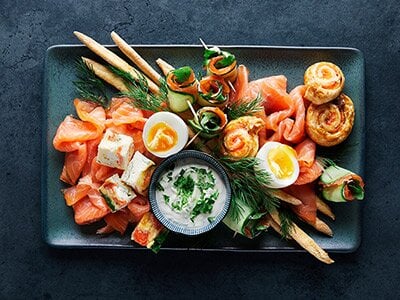 Tris di antipasti con salmone norvegese affumicato