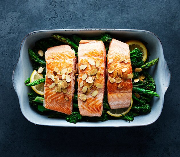 Salmone norvegese al forno con broccoletti e mandorle