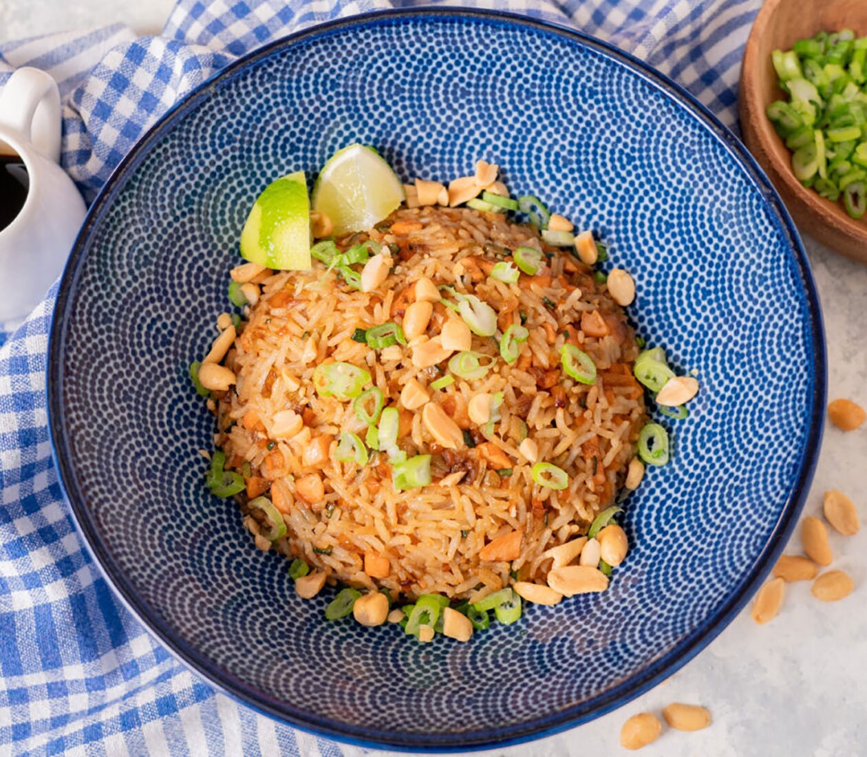 Fried rice con salmone norvegese, al profumo di lime e arachidi