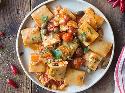 Paccheri con puttanesca di stoccafisso norvegese