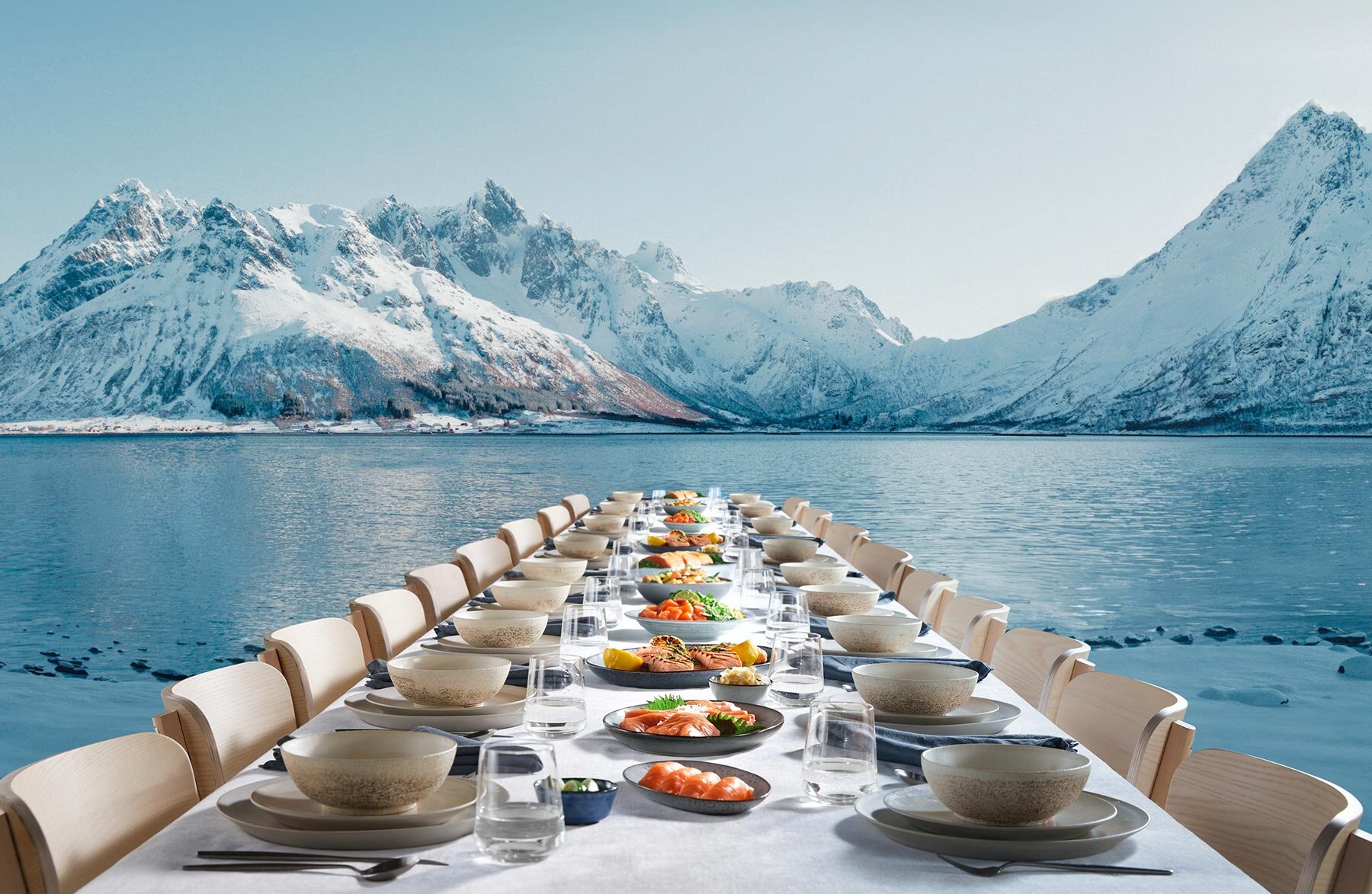 tavolo apparecchiato per cenare all'aperto nella natura norvegese